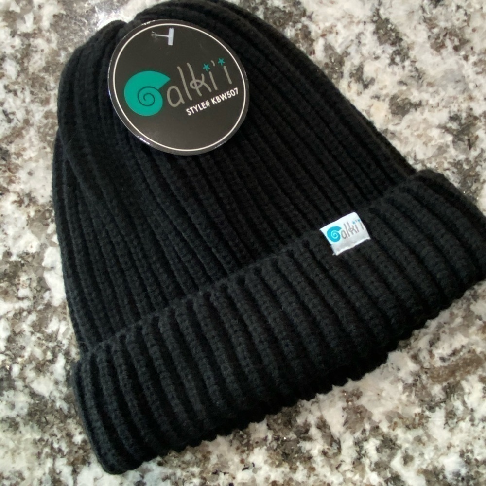 Women’s black beanie NWT